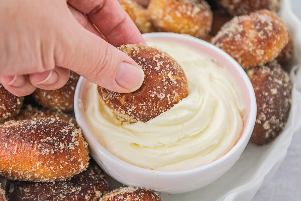 pretzels dusted in sugar and cinnamon