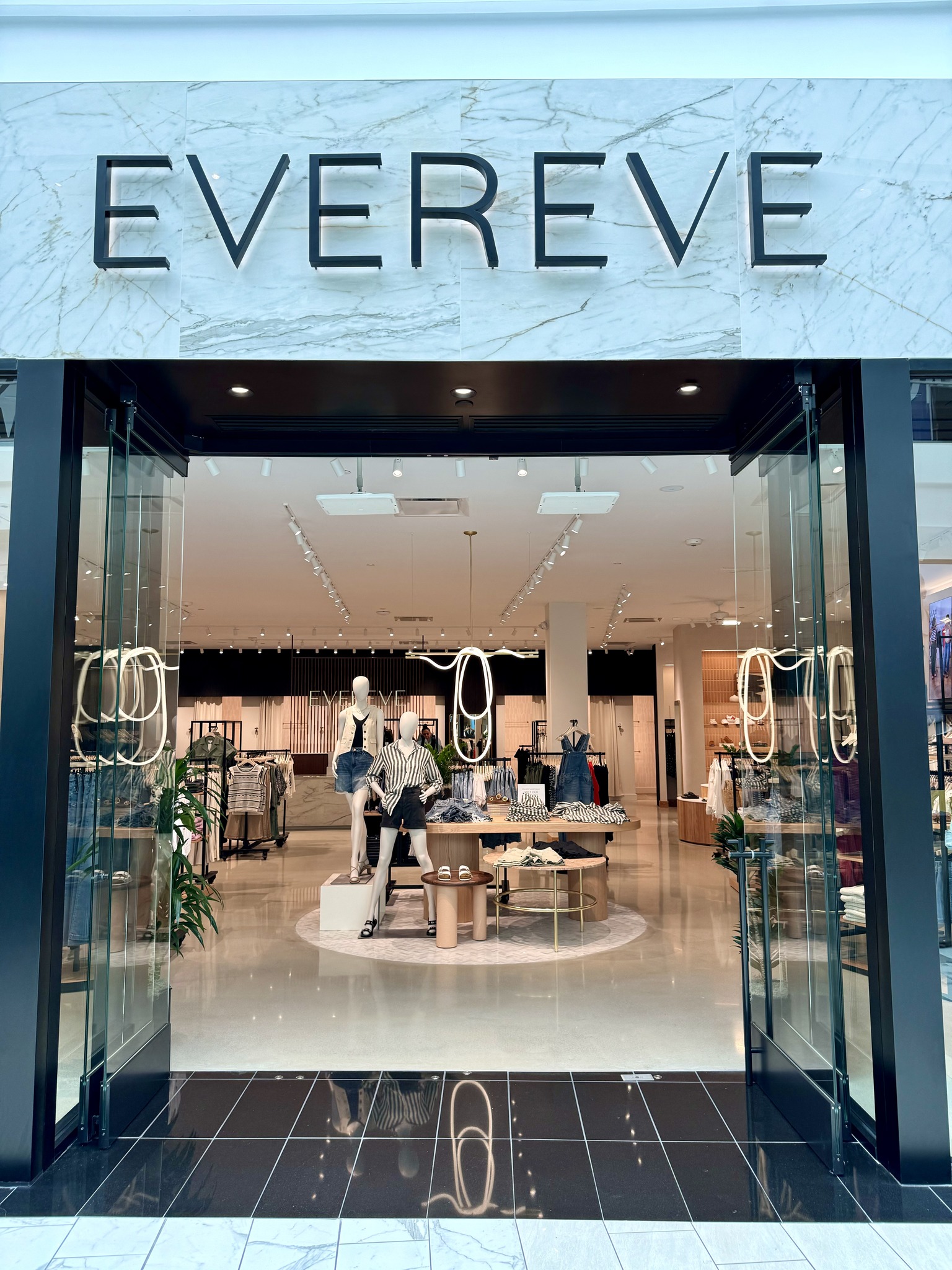 exterior of evereve store
